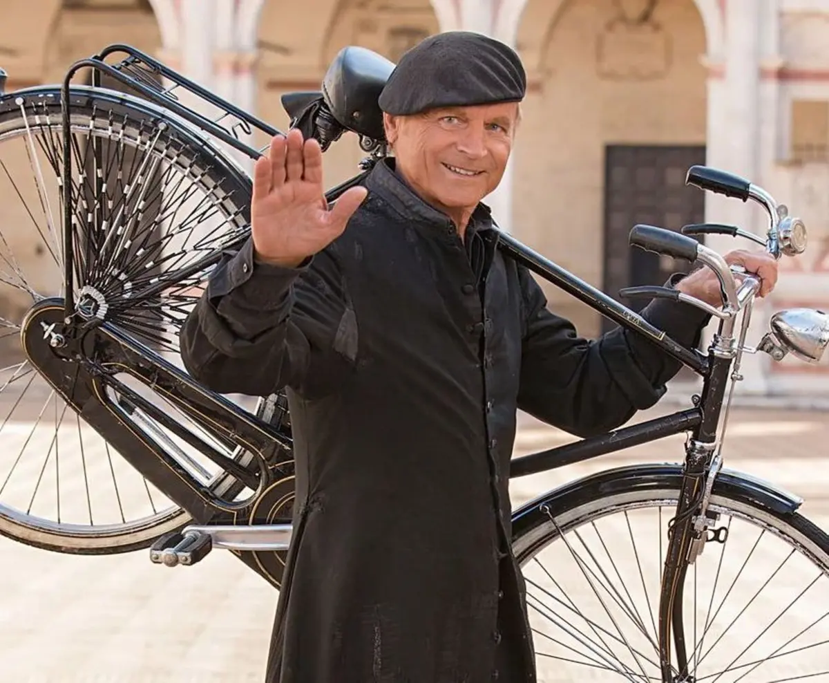 Si gira Don Matteo 13: Terence Hill sparisce ed entra Bova in moto | Il  Centro