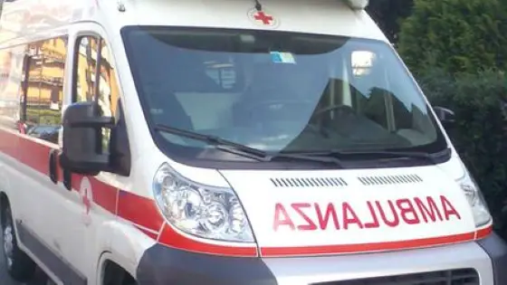 Ambulanza che si reca sul posto